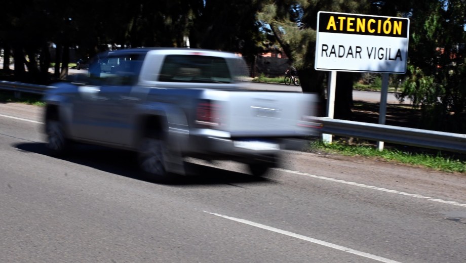 En la Ruta Nacional 3, en el acceso a Viedma, se ubica uno de los radares que administra la Agencia Provincial de Seguridad Vial. Foto: Marcelo Ochoa
