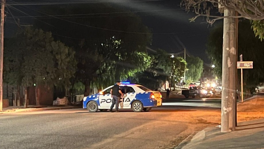 Noche violenta en Centenario: disparos, incendio de un “aguantadero” y un joven demorado por agredir a bomberos. Foto gentileza
