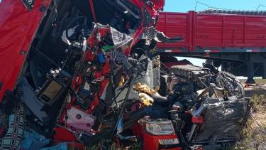 Violento choque entre camiones en la Ruta 3 cerca de Sierra Grande: un conductor fue hospitalizado