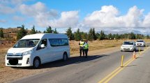 Imagen de Viajaba con 10 pasajeros desde Bariloche y cayó por una licencia trucha en Dina Huapi