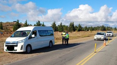 Viajaba con 10 pasajeros desde Bariloche y cayó por una licencia trucha en Dina Huapi