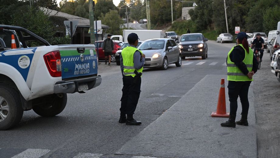 Policías cerraron el tránsito en el lugar del hecho, para que los peritos trabajen en el levantamiento de evidencias e indicios. (foto Alfredo Leiva)