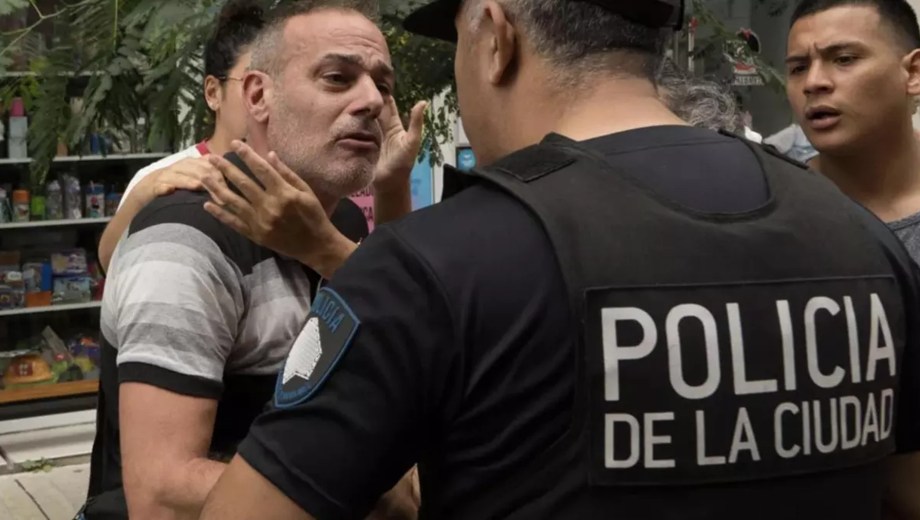 Vecinos del complejo reclamaron explicaciones cuando una excavadora comenzó a remover escombros en el sector del estacionamiento derrumbado.