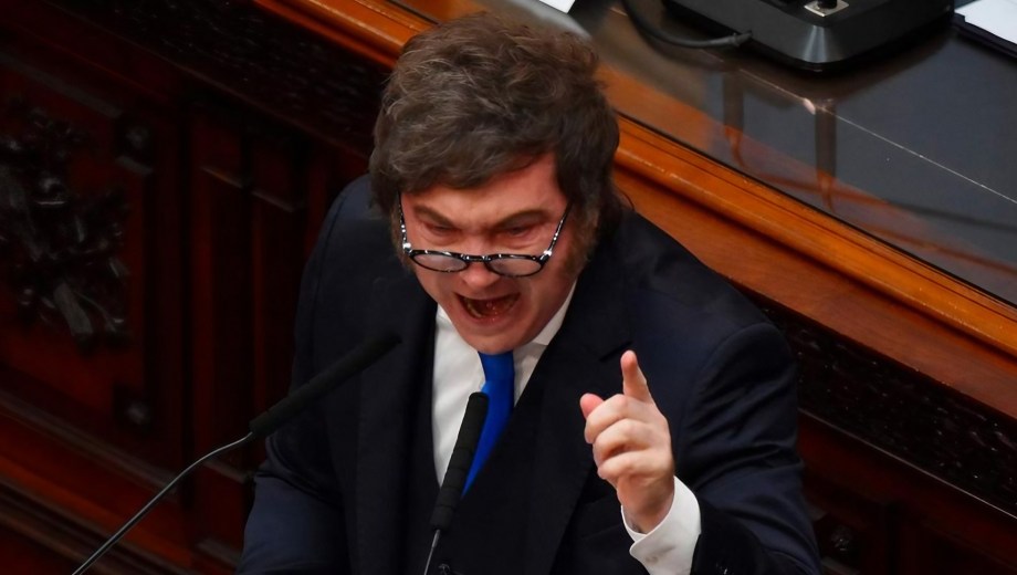 Enfervorecido. El presidente se trenzó en improperios con la oposición.