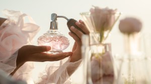 Fragancias que dejan huellas: los perfumes que suman intensidad