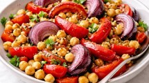 Imagen de Ensalada de otoño: morrón asado con garbanzos crocantes