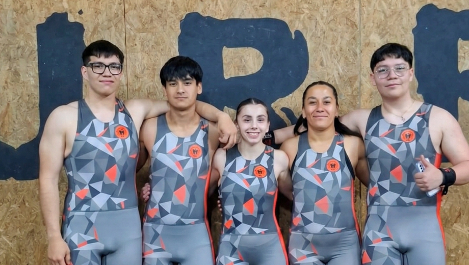 Algunos de los atletas del equipo de pesas Inurriak que dirán presente el próximo sábado 14 de marzo en el Club Argentinos del Norte.