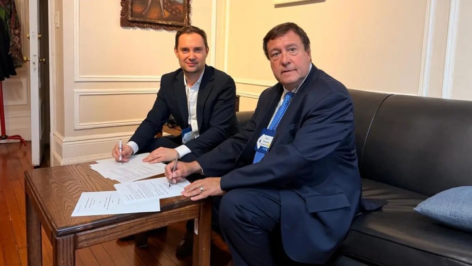 Weretilneck firmó el convenio durante su gira en Nueva York. Foto: gentileza.