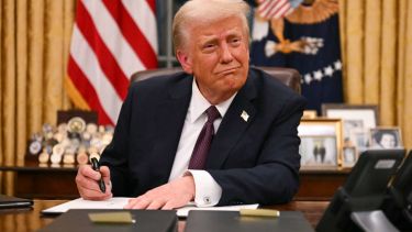 Trump busca frenar el aumento de los precios del combustible en EE.UU: suspenderá la centenaria Ley Jones