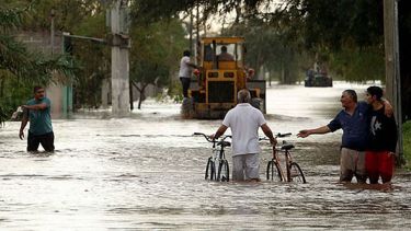 En fotos |  Graves inundaciones en Tucumán: hay 15 mil evacuados y vecinos duermen al costado de la ruta