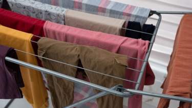 Cómo secar la ropa en días de lluvia y evitar el olor a humedad: el truco casero que funciona