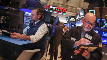 El riesgo país bajó y las acciones saltaron en Wall Street ante la posible distensión de la guerra en Medio Oriente