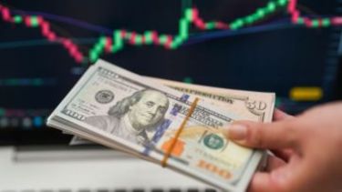 El riesgo país perforó los 600 puntos, mientras que el dólar amplió la brecha con el techo de la banda