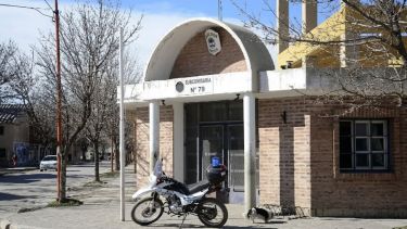 Investigan un asesinato en una toma de Cipolletti: un joven fue hallado muerto y hay un detenido