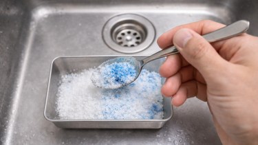 Chau manchas difíciles: el truco con detergente y azúcar que deja tu ropa como nueva