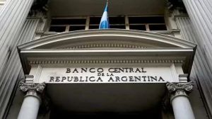 El Gobierno sale a inyectar pesos en el mercado interno para reactivar el consumo y el dólar