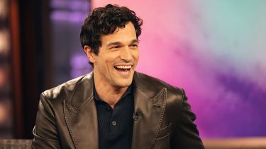 Quién es Paul Anthony Kelly, el actor que interpreta a John F. Kennedy Jr. en Love Story y sorprende en la serie del momento