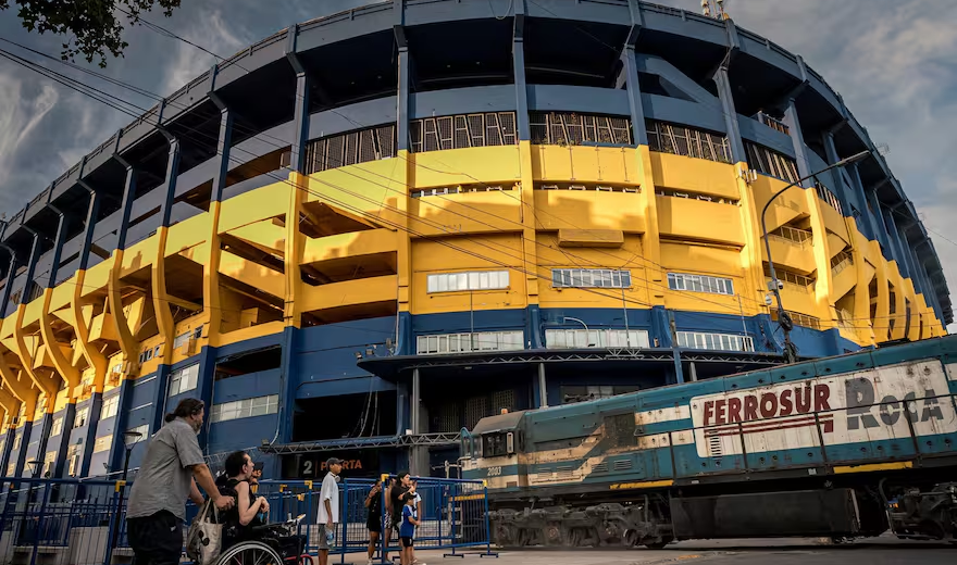 El tren de carga de la línea Roca que pasa a centímetros de La Bombonera. (Foto: 
Santiago Oroz - La Nación)