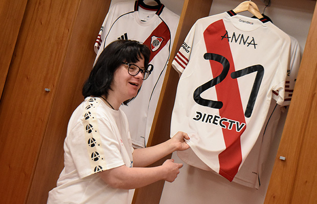 Anna Vives, creadora de una tipografía reconocida a nivel internacional, posó con la camiseta de River. (Foto: prensa River)