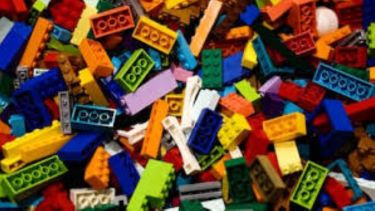 El alza del petróleo impacta en la fabrica Lego: la empresa advierte posibles subas de precios en sus juguetes