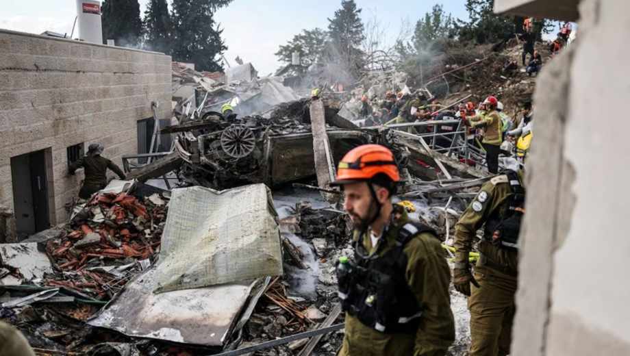 Israel: personal del servicio de emergencia trabajaba en Beit Shemesh, tras un bombardeo. Foto: Reuters.-