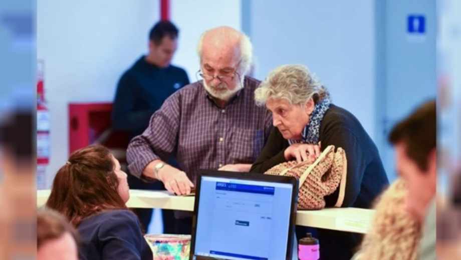 Jubilados y pensionados: quiénes cobran el bono en marzo 2026.-