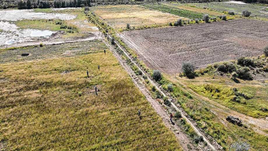 Búsqueda de Kevin Hernández en Lamarque: Diario Río Negro en el lugar de la desaparición. Foto: Juan Thomes