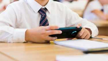 Debate educativo en Chile: ¿deberán frenar las pantallas como en Suecia para mejorar la lectura?