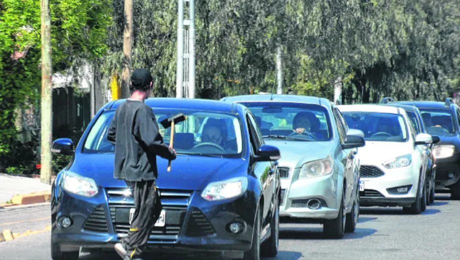 El municipio salió a erradicar a los «trapitos», limpiavidrios y malabaristas de las calles de Bariloche