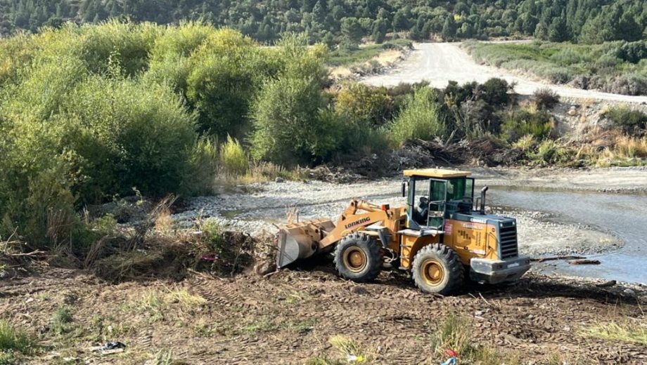 El muniicpio de Bariloche copmenzó con la limpieza del terreno para la instalación del puente de la calle Wiederhold. Foto: gentileza Municipalidad