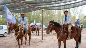 Esto es en off: Crónica política entre internas, supervivencia y el salto al «oro virtual»