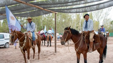 Esto es en off: Crónica política entre internas, supervivencia y el salto al «oro virtual»