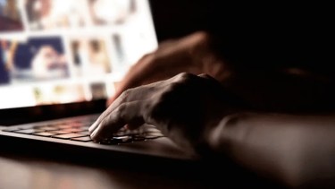 Imputan a una mujer por tener contenido de abuso infantil en su celular, en Catriel