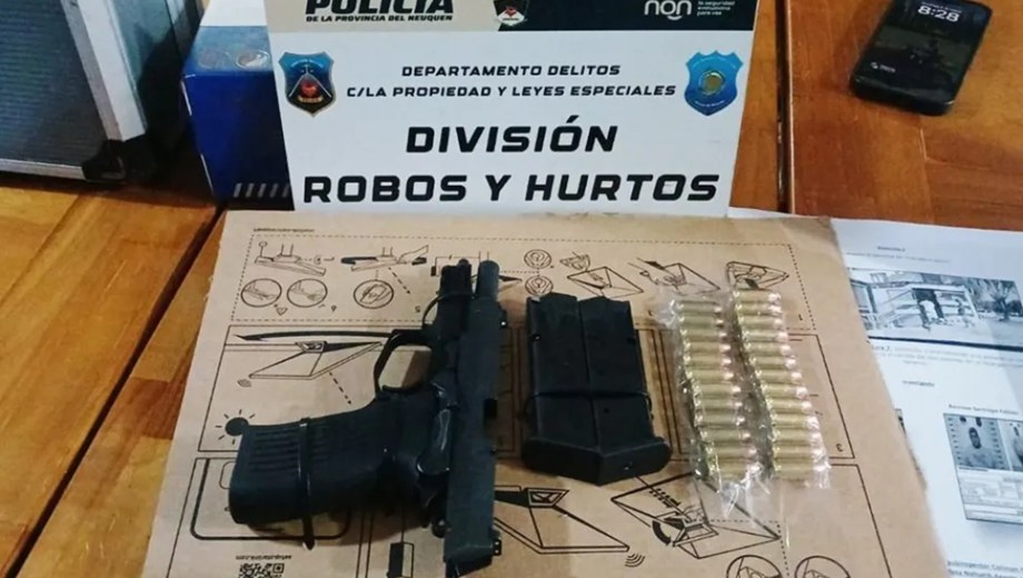 Operativos en Neuquén capital y Las Ovejas permitieron secuestrar armas, cocaína, marihuana y detener a un hombre vinculado a una causa por narcotráfico.
