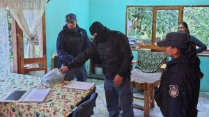 Dos detenidos tras allanamientos por robo en San Martín de los Andes: secuestran arma, dinero y drogas