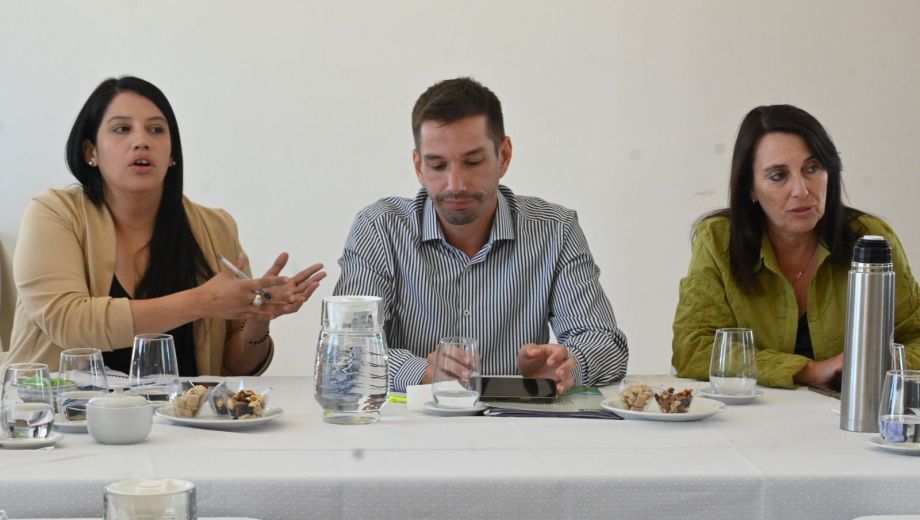 El ministro de Gobierno y Trabajo, Agustín Ríos, encabezó el encuentro con intendentes cordilleranos para debatir la coparticipación. Foto: Chino Leiva