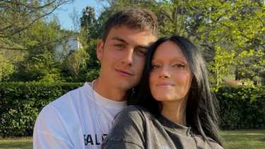 Así es la mansión de Oriana Sabatini y Paulo Dybala en Italia: el refugio colonial y minimalista donde crece su hija Gia