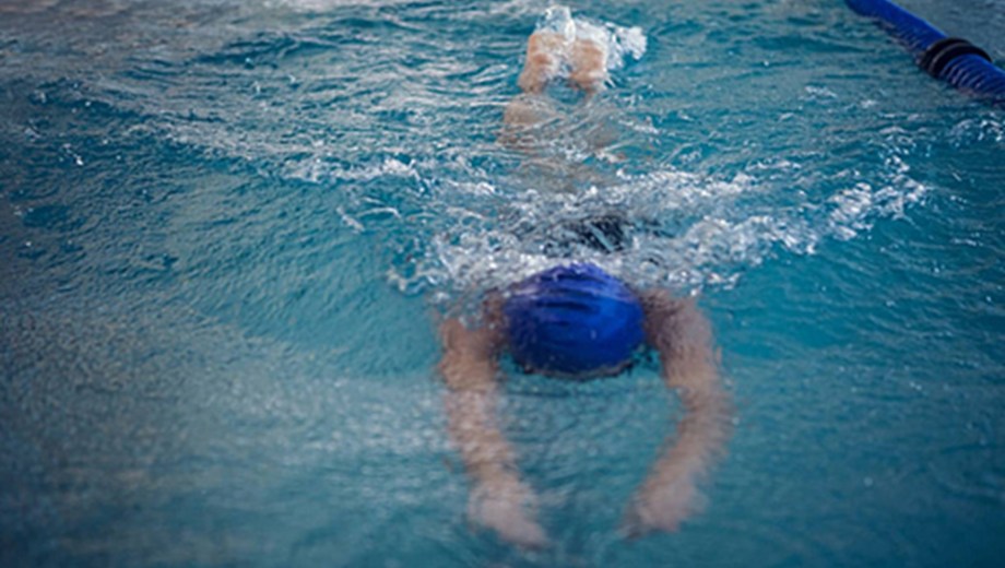 Imputan por homicidio culposo a una docente y un guardavidas tras la muerte de un niño en una pileta de Roca