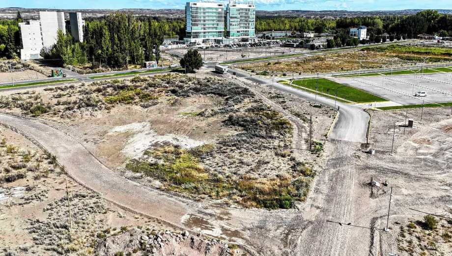 El lote destinado al Neuquén Arena está en el sector este de la isla, en el ingreso por Linares (foto Cecilia Maletti)