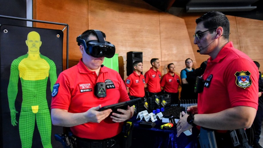El gobierno presentó las Taser 10 que empezará a usar la policía de Neuquén. Foto: Cecilia Maletti.