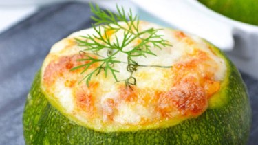 Cómo hacer zapallitos rellenos con ricota, limón y nueces: una receta fácil, fresca que se prepara en pocos minutos