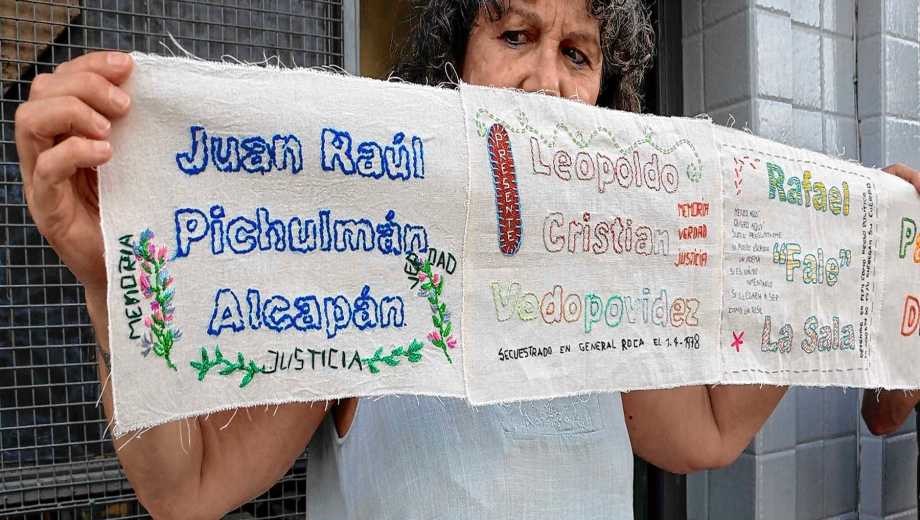 Una gran bandera federal por los 30.000 detenidos y desaparecidos. Foto: gentileza. 