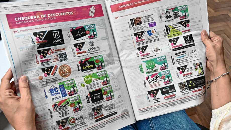 El diario llega con cupones de descuento para usar en los comercios de Roca. Foto Alejandro Carnevale. 