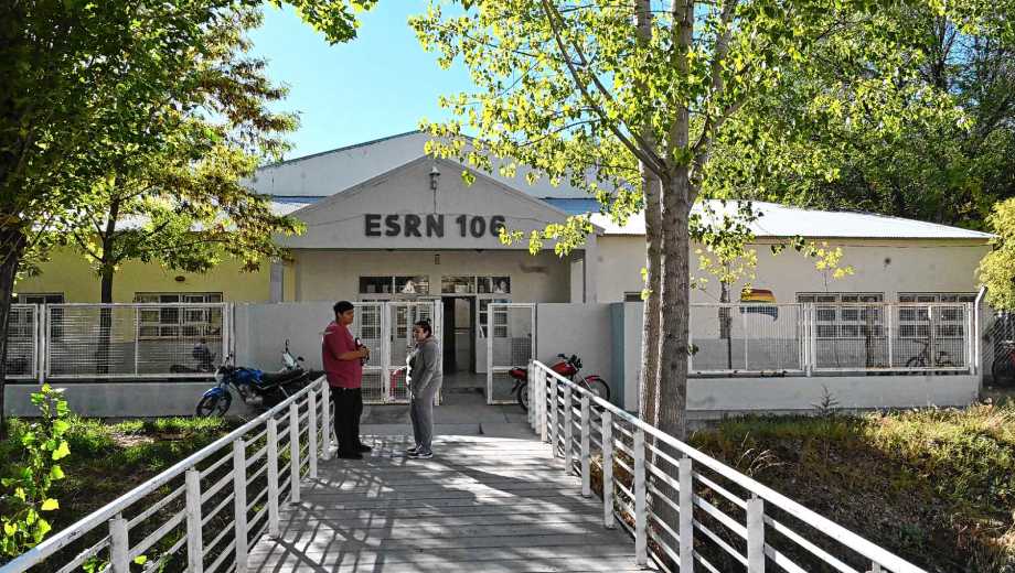 Reclamo de estudiantes de la ESRN N°106 por la falta de colectivos (Foto: Alejandro Carnevale)