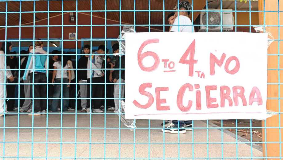 Padres y madres presentaron esta mañana un amparo judicial. Foto: Alejandro Carnevale. 
