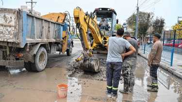 Se rompió un caño frente al Carrefour en General Roca: Aguas Rionegrinas avanza en el arreglo