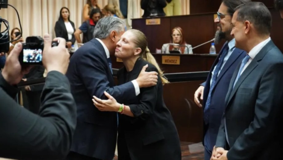 El gobernador junto a la ministra de Juventud, Deportes y Cultura. Foto: gentileza Neuquén Informa. 