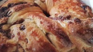 Rosca rellena de crema pastelera, chocolate y almendras: receta paso a paso