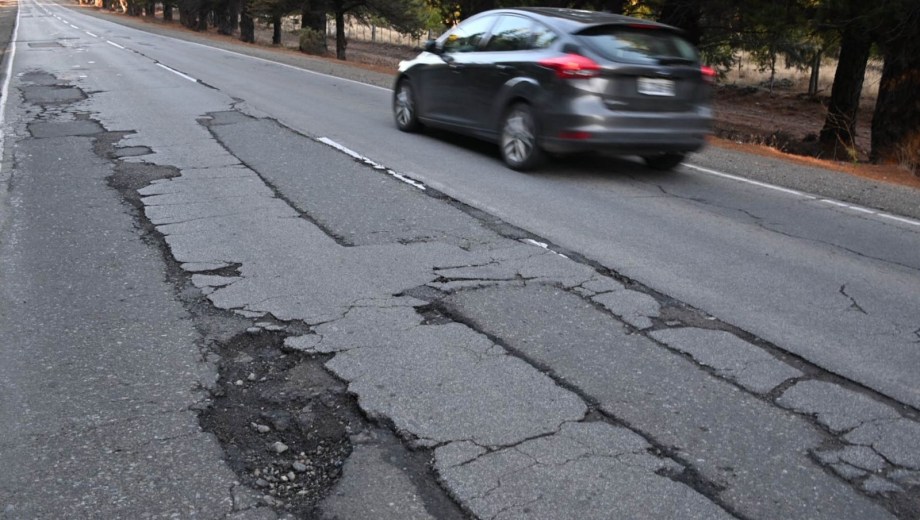 La ruta al aeropuerto de Bariloche presenta un avanzado deterioro. Será repavimentada. Foto: Chino Leiva