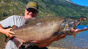 «Una bestia»: el relato y el video del pescador del salmón récord en un paraíso de la Patagonia